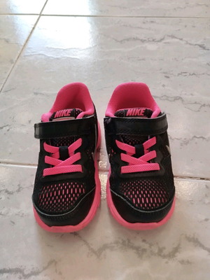 Nike athletic shoe pink black size 22 like new for girls