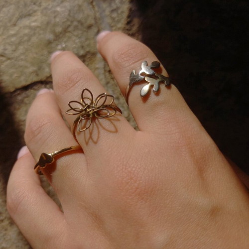 Rings like new with elegance and dark vibes