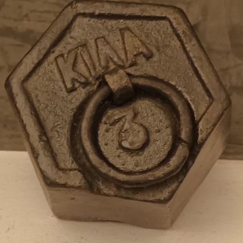 Old cast iron weight measure 3 kg used
