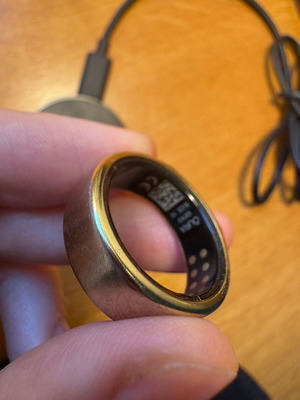 Oura Ring 4 Gold size 10 like new with charger