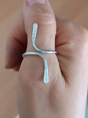 Ring with hammered edges new, silver, aluminum wire