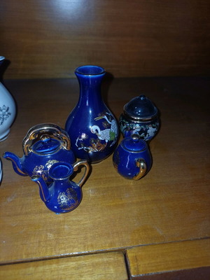 Miniature teapot set like new