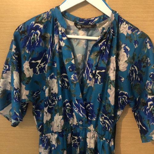 Zara floral jumpsuit with v-neck like new, XS size