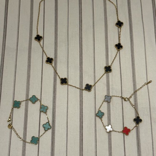 Jewelry set like new, 1 necklace and 2 bracelets with Palestine colors