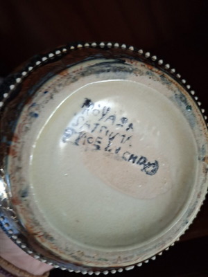 Vintage Chinese porcelain decorative vase with hand-painted figures