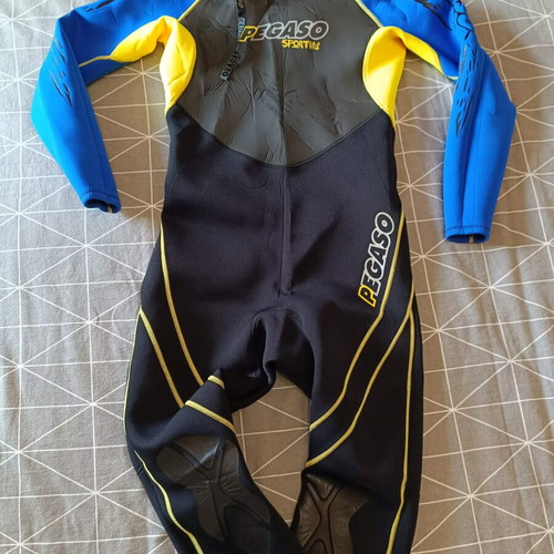 Wetsuit full body size medium like new for water sports