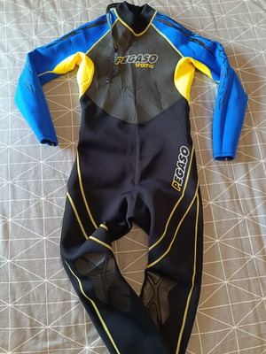 Wetsuit full body size medium like new for water sports