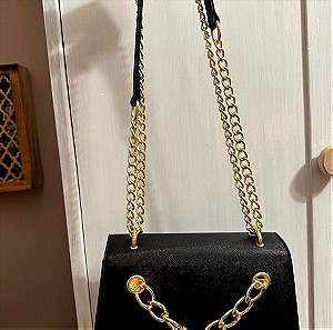 Μαύρη τσάντα ώμου versace jeans με χρυσή αλυσίδα