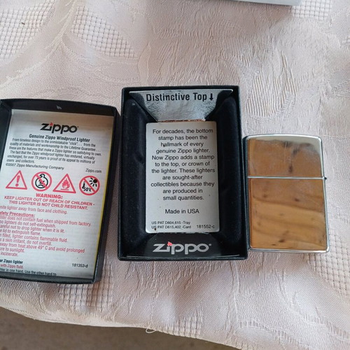 Zippo lighter like new in excellent condition