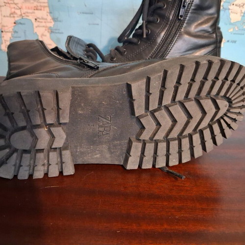 Zara boots size 34 with lug sole and zipper like new