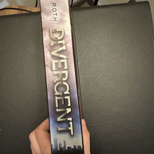 Divergent paperback like new, Veronica Roth, dystopian novel