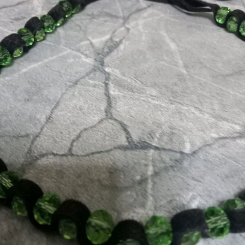 Necklace like new with green beads and velvet fabric