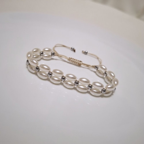 Bracelet with white pearls and silver details, adjustable cord