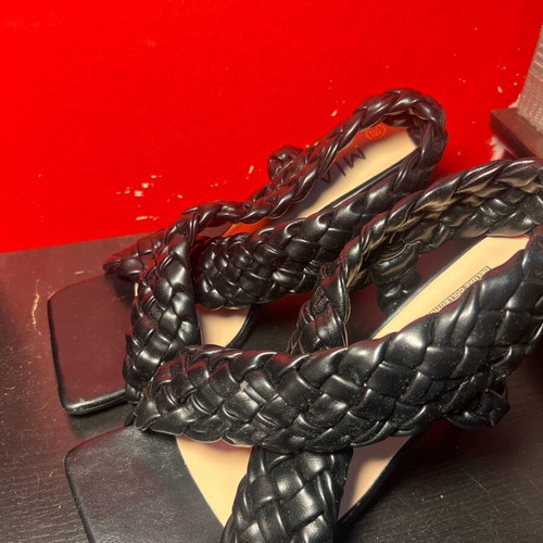 Black sandal size 39 9cm like new, Mia