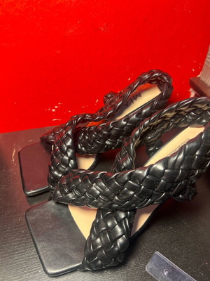 Black sandal size 39 9cm like new, Mia