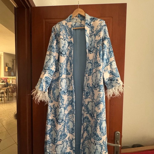 Milkwhite blue kimono like new with padding and pouf sleeves
