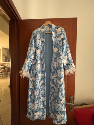 Milkwhite blue kimono like new with padding and pouf sleeves