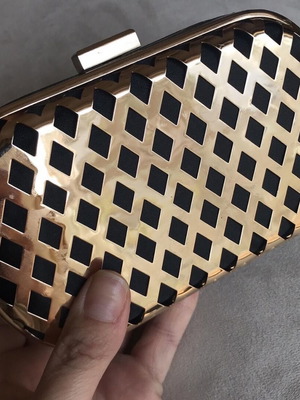 Βραδινό τσαντάκι clutch σαν καινούργιο, χρυσό και μαύρο με αλυσίδα
