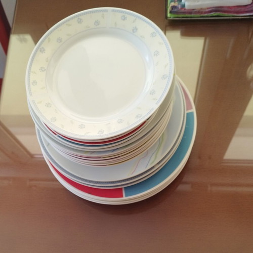Dinnerware set like new, 24 pieces