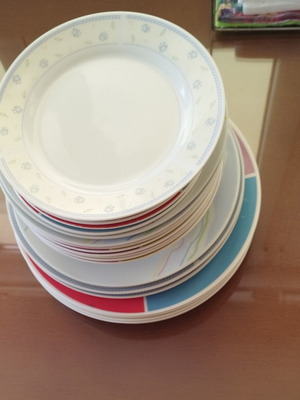 Dinnerware set like new, 24 pieces