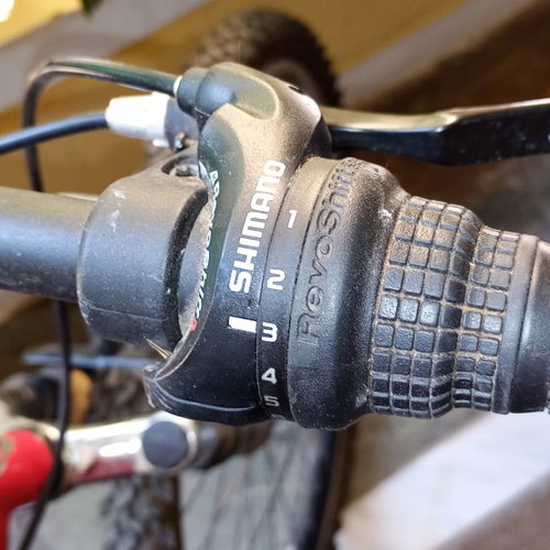 Cross mountain bike like new, 26 inch, disc brakes, front and rear suspension, red