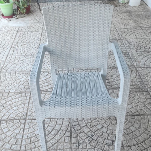 Astra garden chairs set of 8 like new, white rattan style