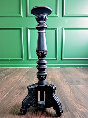 Дървен свещник употребяван в рустикален стил