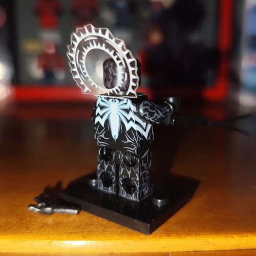 Symbiote Spider-Man figure like new with accessories