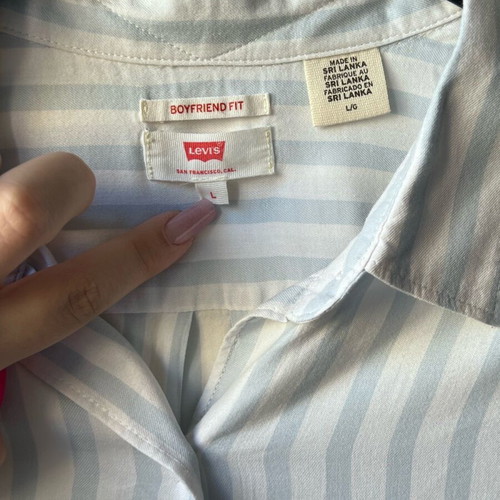 Levi’s women’s shirt Large new, boyfriend fit, lightweight