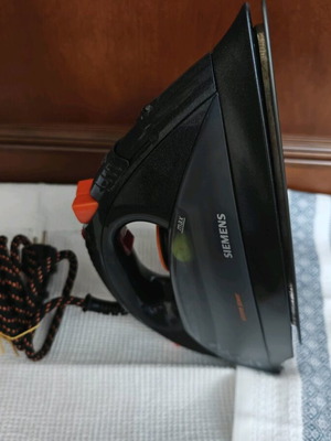 Siemens XTRM 3000 watt steam iron like new