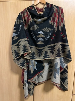 Poncho εμπριμέ σαν καινούργιο, μέγεθος M, μαύρο και κόκκινο