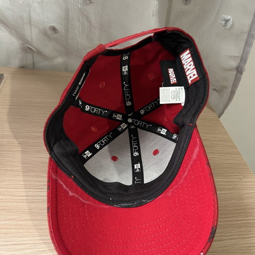 Spider-Man hat like new, red with black details, official Marvel product