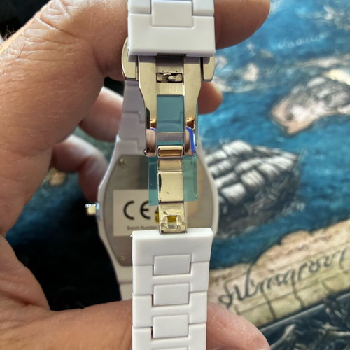 Unisex quartz watch new, modern, white