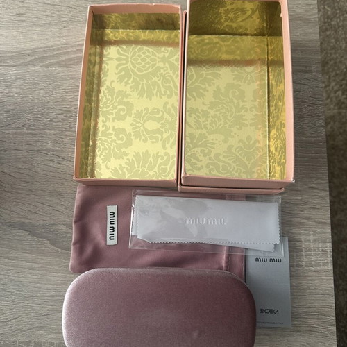 Miu Miu case like new with all accessories, pink