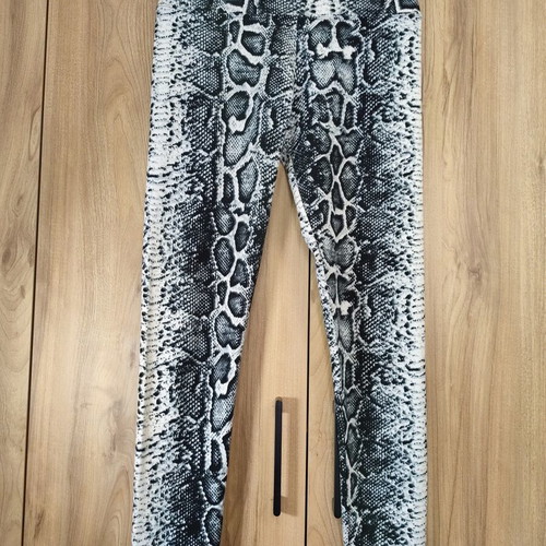 Snake print high-waisted stretch leggings like new, black and white