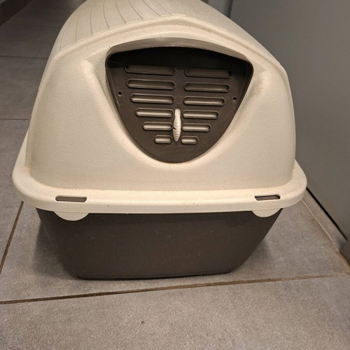 Plastic dog house with insulation brown like new Ferplast Kenny 40x66x40