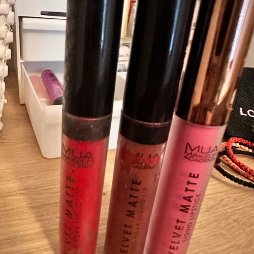 Velvet Matte Lipsticks from MUA like new, set of 4 liquid