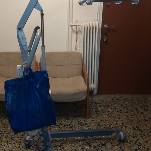 Invacare Birdie Compact electric folding patient lift, 150 kg