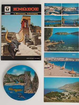 Vintage σετ αναμνηστικών Κρήτης με βιβλίο για την Κνωσό, ανάγλυφο πιάτο και 4 καρτ ποστάλ
