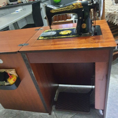 Singer Sewing Machine like new, functional for embroidery