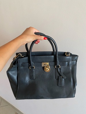 Michael Kors τσάντα χειρός μεταχειρισμένη μαύρη με χρυσές λεπτομέρειες