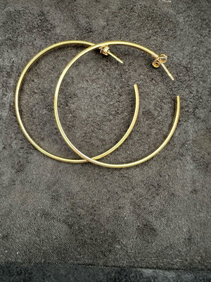 Large thin hoop earrings used, gold color