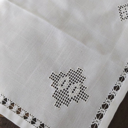 Square 60×60 white filet lace