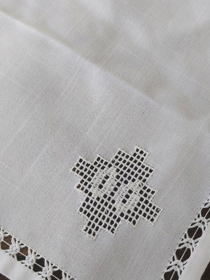 Square 60×60 white filet lace