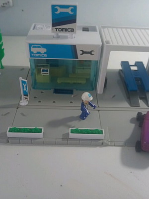 Παιδικό παιχνίδι συνεργείο αυτοκινήτων Tomica σαν καινούργιο με Matchbox