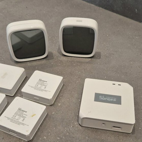Sonoff IoT Temp and Humidity Set like new with hub and 6 sensors