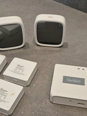 Sonoff IoT Temp and Humidity Set like new with hub and 6 sensors