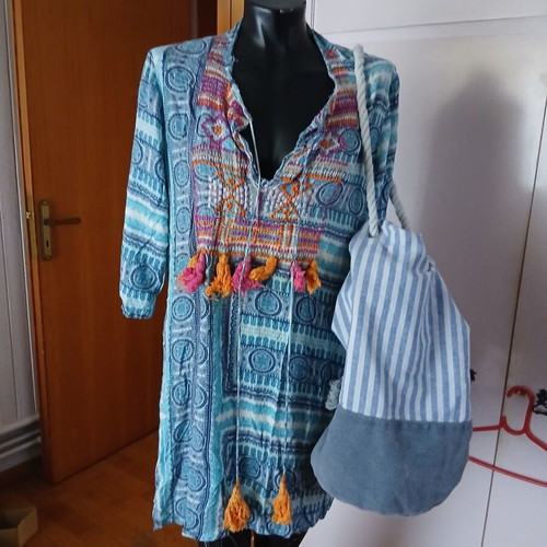 Striped white and blue shoulder beach bag
