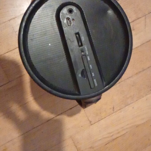 Akai speaker used with Bluetooth aux radio and SD card