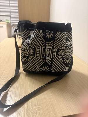Cotton shoulder bag like new, black and white